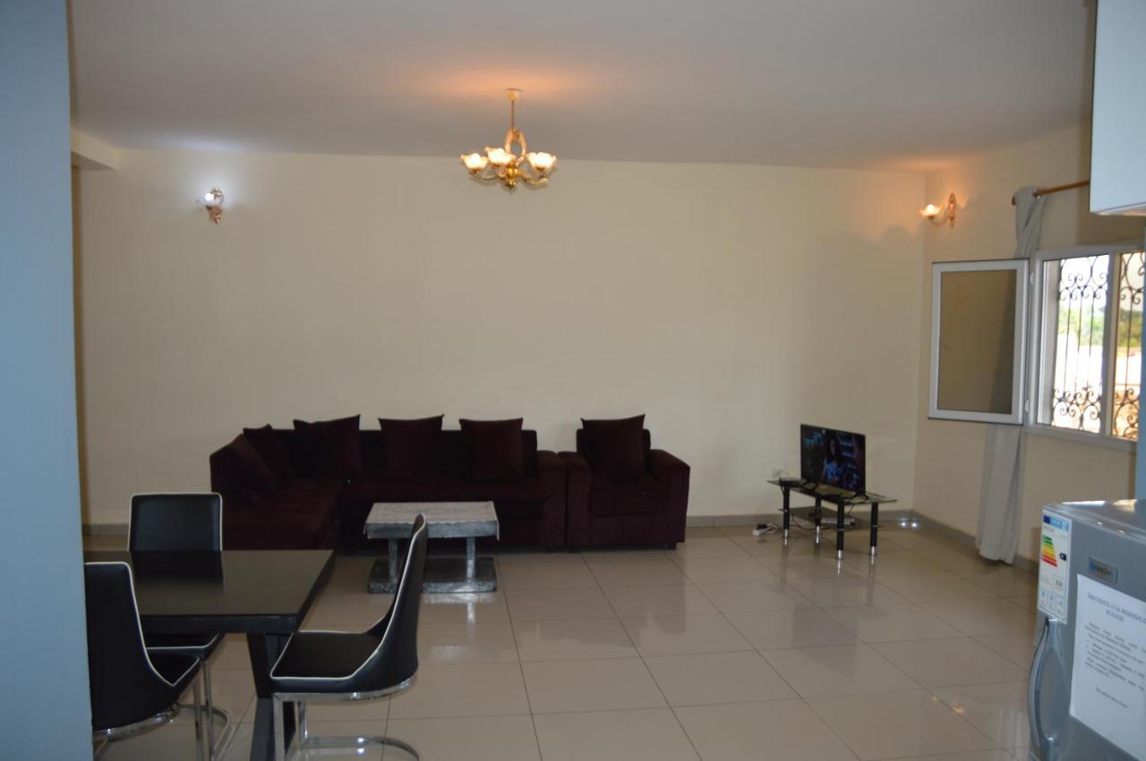 Residence Rosalie Яунде Екстер'єр фото